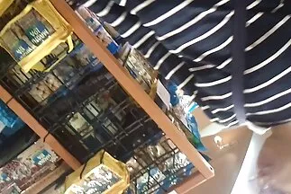 Cô gái tóc nâu mặc quần bó sau khi tập yoga xoè chân sec vung trom ra để quan hệ tình dục với huấn luyện viên.