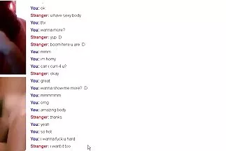 Một cô gái tóc nâu trong tư thế sec vo chong tu quay bị ung thư đội mũ lưỡi trai để xem phim khiêu dâm tự chế.