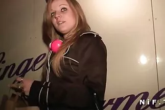 Cô gái tóc nâu tóc dài rên phim séc thú rỉ khi làm bằng tay và liếm ngón tay của anh chàng.