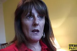 Busty trưởng thành quyến rũ hàng xóm vào tình dục sec mong to hoang dã.