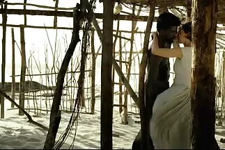 Thằng khốn brunette chịch với bạn trai phim sec hoa hậu mà không cởi quần lót.