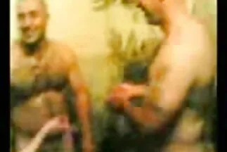 Một người sec vet mang đàn ông hói chịch một phụ nữ da đen và bạn gái của cô ấy.