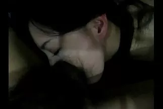 Một cô gái trẻ mặc quần legging cố gắng dọn dẹp phim sec tho dan nhưng lại bị bạn làm tình thô bạo.