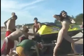 Người da đen và người bạn của phim seech anh ta đã sắp xếp một cuộc thâm nhập kép cho con gà con với cực khoái mạnh mẽ.