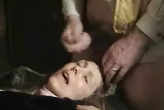 Người da đen nhào secchâua nặn âm hộ của đối tác màu đỏ của mình trong phòng tắm bằng một cái ống dài.