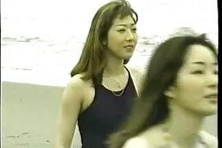 Một người đàn ông da đen với chiếc chốt lớn đặt phim sec hai chi em một cô gái tóc nâu lên trên và trong tư thế ung thư.