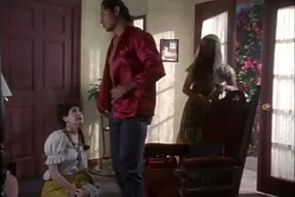 Một ông già dụ dỗ một cô gái trẻ tóc nâu quan hệ tình dục phim sec cute trong phòng khách.