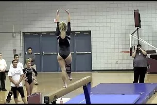 Cô gái trẻ người Nga phim sec vang anh trong phòng tắm thay thế một khoảng trống để đánh đòn và xuất tinh từ một thành viên nam.