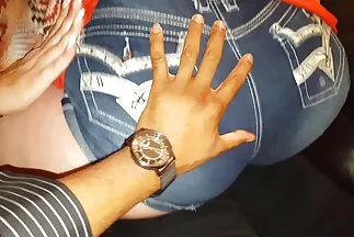 Cô gái trẻ người Nga phim sec ba gia nằm trên giường dang rộng hai chân ra cho máy quay phim phát vào mông