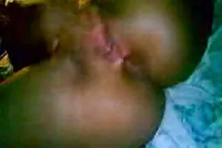 Sexy sec lon to mulatto fucks doggystyle với một người bạn hói.