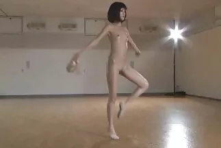 Cô gái vận động viên mặc quần legging hiến sec thú và người thân cho huấn luyện viên trong giờ học thể dục.