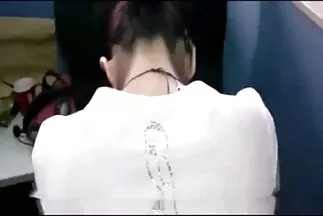 Một cô gái tóc phim sevc vàng mảnh khảnh đeo kính làm hài lòng một người bạn mới.