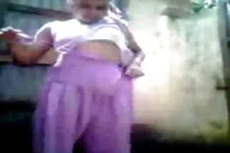 Anh chàng người Séc làm việc với cơ bắp và chịch một cô gái tóc vàng trong quá trình làm thủ sec ba beo tục.