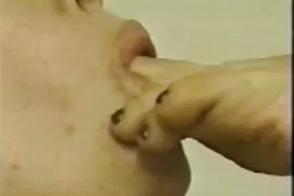 Một người phụ nữ tóc nâu trong nhiều tư thế phim sec video khác nhau thay thế những khe hở ngon ngọt để thâm nhập gấp đôi.