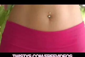 Một người đàn ông quá khích đánh một cô nhân tình xinh đẹp với hình xăm sec bo chong trên bụng.